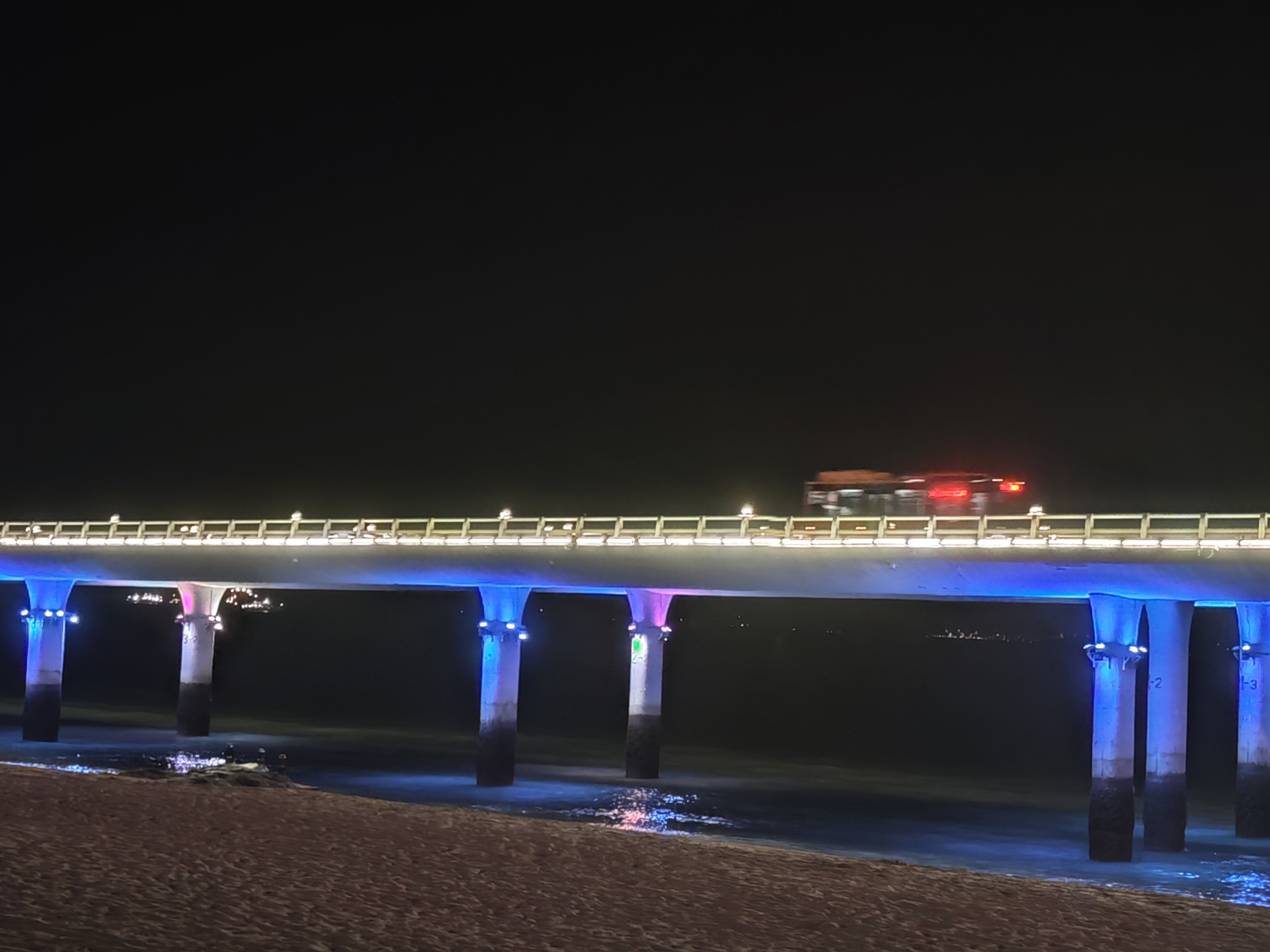 桥下的海浪